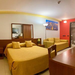 Camera economica con letto king size